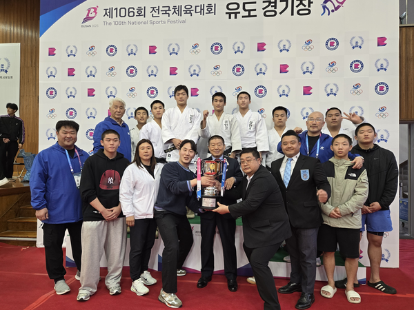 경기도 유도 팀이 제106회 전국체육대회에서 종목우승을 차지하며 25연패를 이루고 종합우승컵을 들어올리고 있다. /경기도유도회 제공