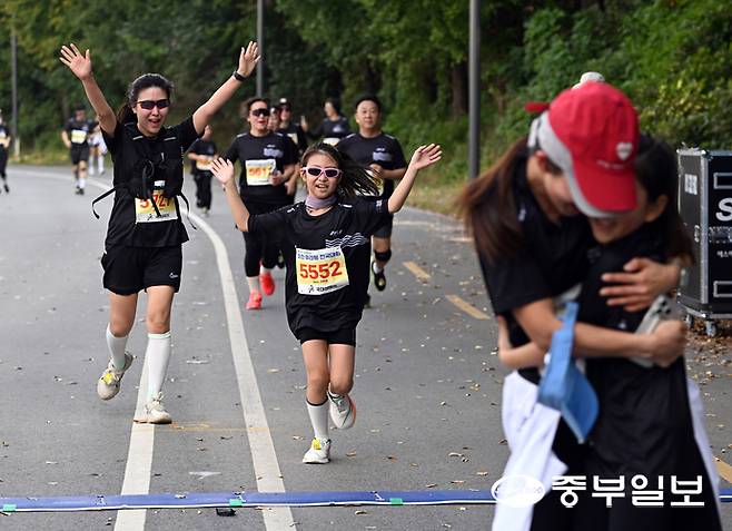 참가자들이 결승선을 통과하며 기쁨을 나누고 있다. 임채운기자