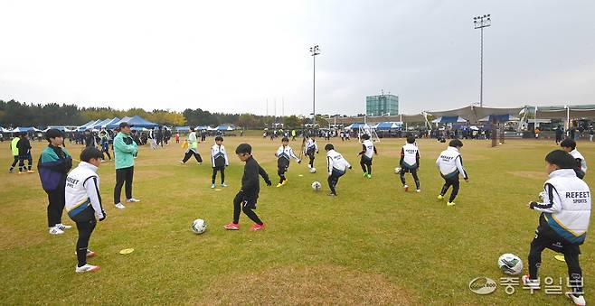 26일 인천시 연수구 인천환경공단 송도스포츠파크 솔바람공원 천연잔디구장에서 열린 제7회 중부일보사장배 유소년 축구대회에서 선수들이 경기전 몸을 풀고 있다.정선식기자