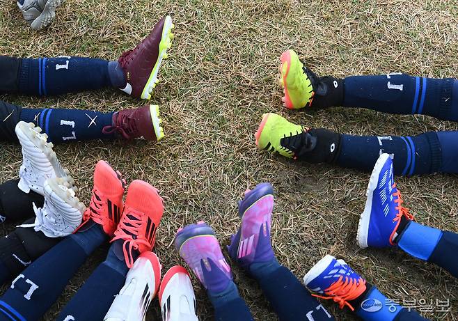 제7회 중부일보사장배 유소년 축구대회에서 선수들의 축구화.정선식기자
