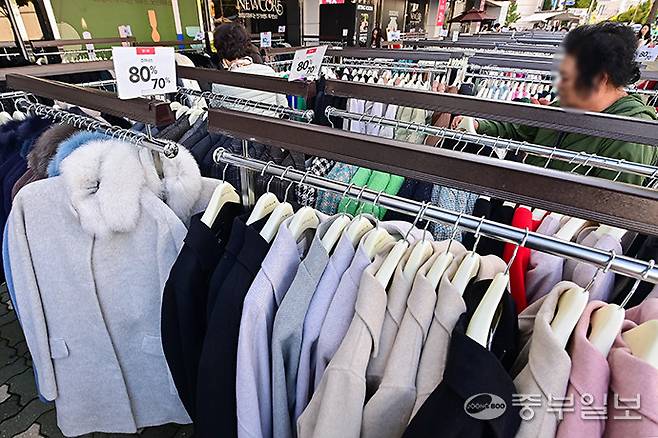 갑작스럽게 기온이 내려가면서 패션업계가 두꺼운 외투를 전면에 내세우고 있는 가운데 23일 오후 수원시 팔달구 한 백화점 앞에 두꺼운 옷들이 진열돼 있다. 임채운기자