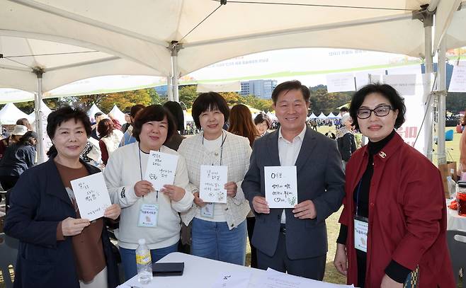 지난 25일 시민체육관에서 열린 주민자치박람회에서 박승원(오른쪽 두 번째) 시장를 비롯해 참가자들이 기념 촬영을 하고 있다. <광명시 제공>