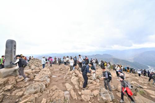 ◇2025년 정선군민 산소(O2)길 걷기행사가 지난 25일 정선군 남면 민둥산 일원에서 열린 가운데 500여 명의 참가자와 2,000여 명의 산행객들이 함께 어울리며 민둥산 정상의 경치를 감상했다.