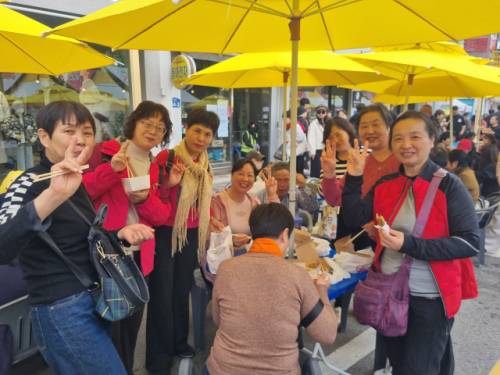 ◇제3회 원주만두축제 찾은 중국 단체관광객이 만두 시식을 하며 즐거운 시간을 보내고