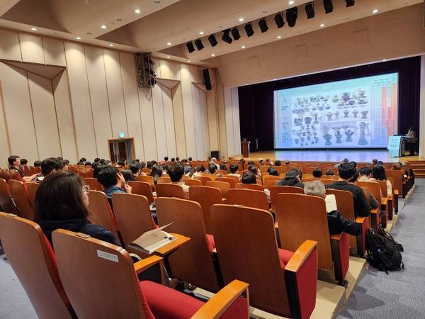 24일 국립김해박물관 강당에서 2025 가야학술제전Ⅱ '다시 보는 김해 대성동고분군-新자료 연구 성과'가 열리고 있다. /류민기 기자