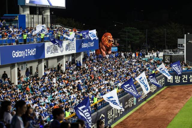 삼성 라이온즈 팬들이 지난 21일 대구에서 열린 프로야구 플레이오프 한화 이글스와의 3차전 때 삼성을 응원하고 있다. 삼성 제공