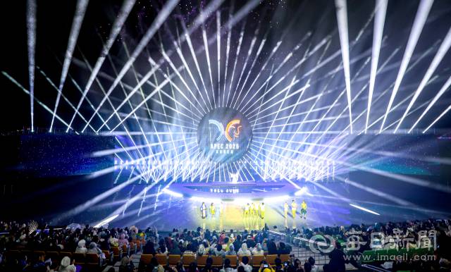 아시아태평양경제협력체(APEC) 정상회의를 열흘 앞둔 18일 경북 경주시 보문호 수상 공연장에서 APEC 정상회의 개최를 기념하는 멀티미디어쇼가 열리고 있다. 안성완 기자 asw0727@imaeil.com