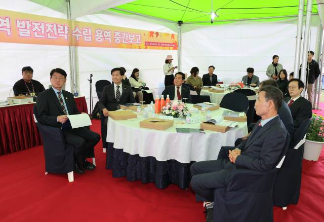 낙동강협의회 소속 부산·경남 지역 7개 자치단체장이 25일 낙동강권역 발전 수립 용역 중간 보고를 듣고 있다. 양산시 제공