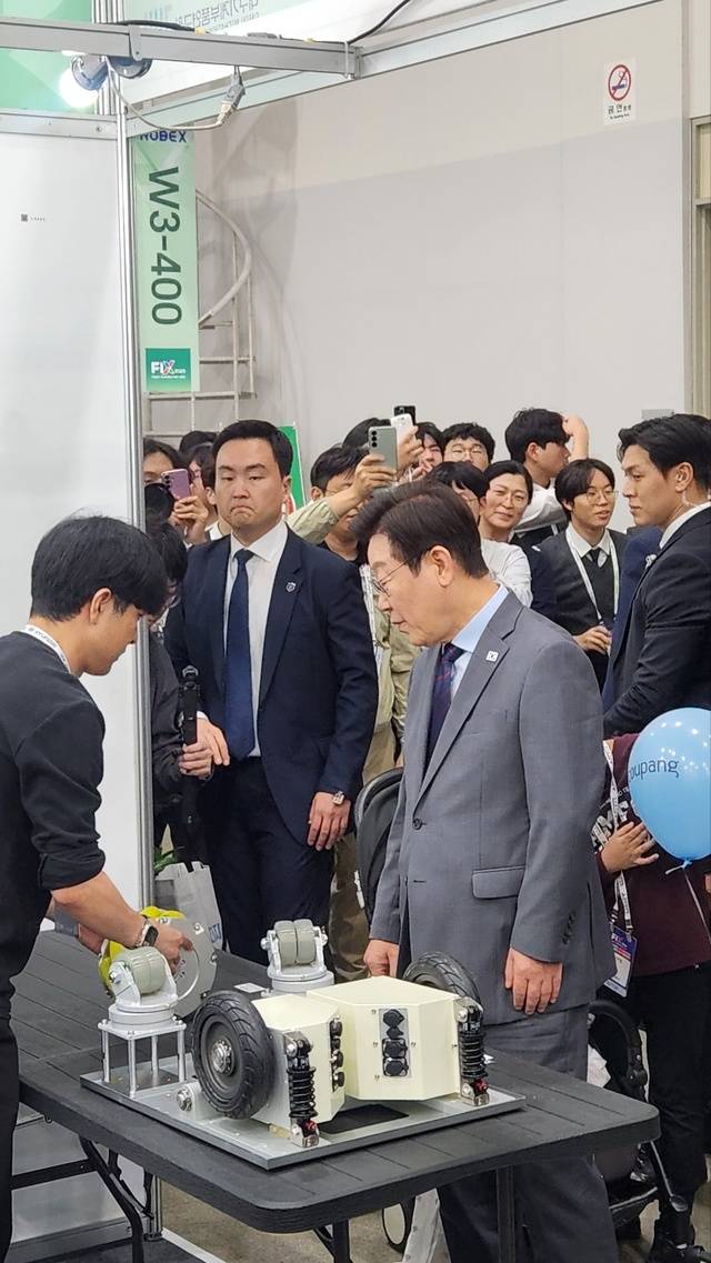 지난 24일 오후 이재명 대통령이 타운홀미팅을 마친 뒤 FIX 2025를 찾아 전시품을 살펴보고 있다. 독자 제공