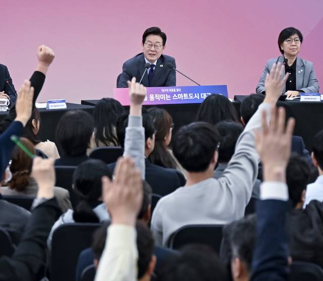 이재명 대통령이 지난 24일 대구 엑스코에서 열린 '대통령과 함께하는 대구 타운홀미팅'에서 '내일을 움직이는 스마트도시 대구'를 주제로 시민들과 대화를 나누고 있다. 김진홍 기자 solmin@idaegu.com