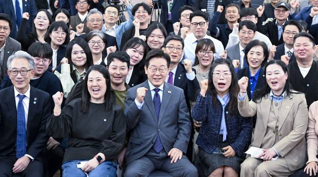 지난 24일 대구 엑스코에서 열린 '대통령과 함께하는 대구 타운홀미팅'을 마친 뒤 이재명 대통령이 시민들과 함께 기념촬영을 하고 있다. 김진홍 기자 solmin@idaegu.com