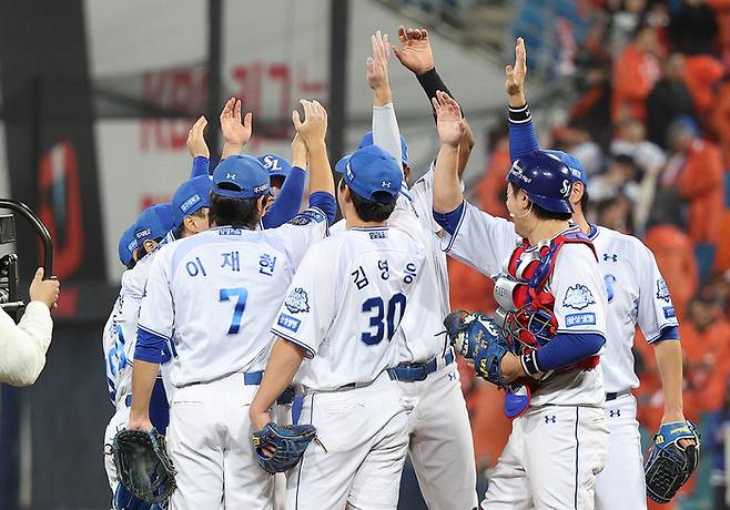 지난 22일 대구 삼성라이온즈파크에서 열린 2025 프로야구 KBO리그 포스트시즌 플레이오프 4차전 한화 이글스와 삼성 라이온즈의 경기. 삼성 선수들이 승리 후 세리머니하고 있다. 연합뉴스