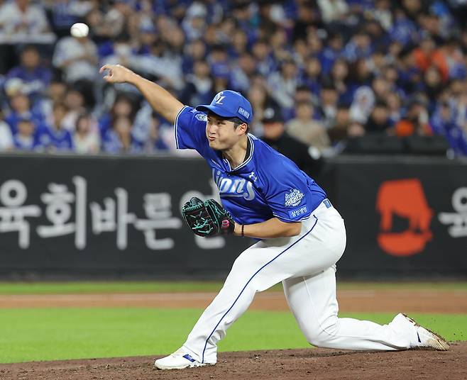 지난 24일 대전한화생명볼파크에서 열린 2025 프로야구 KBO리그 포스트시즌 플레이오프 5차전 삼성 라이온즈와 한화 이글스의 경기. 2회말 삼성 선발 투수 최원태가 역투하고 있다. 연합뉴스