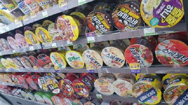 한 편의점에 진열된 컵라면. 대부분 둥근 형태의 용기다./사진=김아름 기자 armijjang@