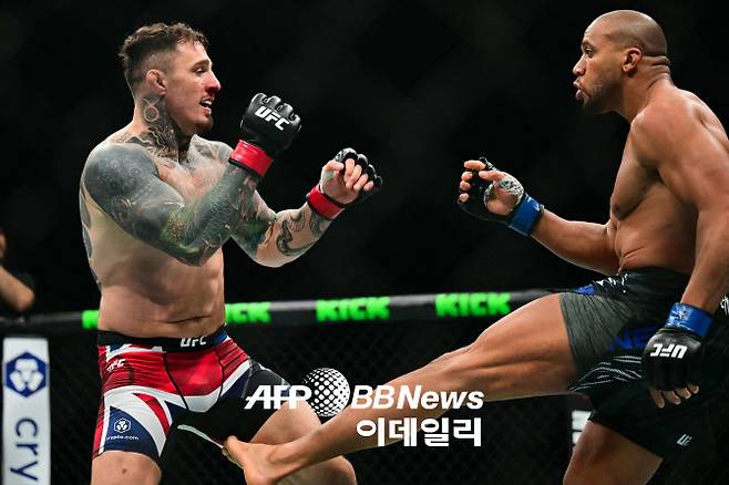 UFC 헤비급 타이틀전에서 챔피언 톰 아스피날과 도전자 시릴 간이 서로 타격을 주고 받고 있다. 사진=UFC