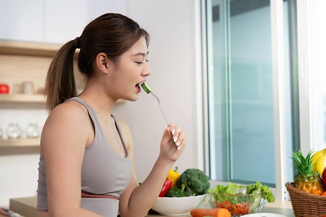 오이와 브로콜리 같은 채소는 칼로리는 낮지만 포만감을 주기 때문에 다이어트 할 때 좋은 식품으로 꼽힌다. 사진=게티이미지뱅크