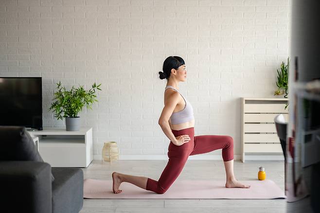 런지는 운동 초심자도 쉽게 할 수 있는 근력 운동 중 하나로 꼽힌다. 사진=게티이미지뱅크