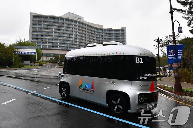APEC 2025 정상회의를 앞둔 23일 경북 경주시 정상회의장인 보문단지 일원에서 자율주행 셔틀버스가 운행되고 있다. 2025.10.23/뉴스1 ⓒ News1 최창호 기자