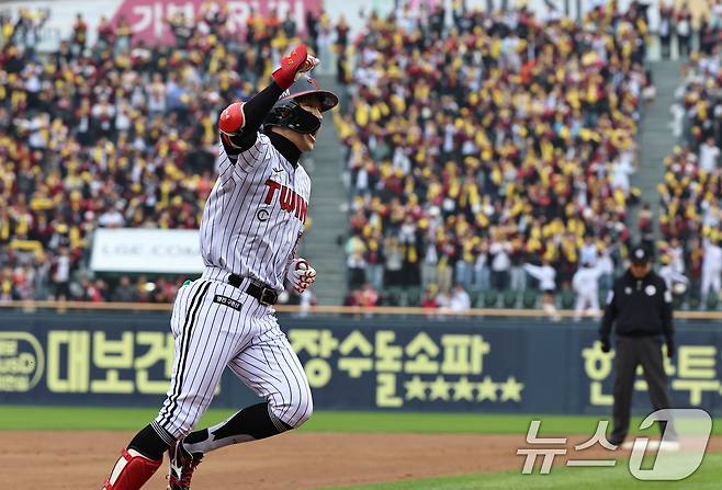 26일 서울 잠실야구장에서 열린 프로야구 2025 신한 SOL뱅크 KBO 포스트시즌 한국시리즈 1차전 한화 이글스와 LG 트윈스의 경기, LG의 5회말 박해민이 솔로포를 때린 뒤 환호하고 있다. 2025.10.26/뉴스1 ⓒ News1 구윤성 기자