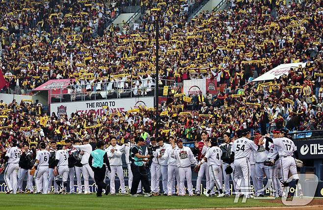 26일 서울 잠실야구장에서 열린 프로야구 2025 신한 SOL뱅크 KBO 포스트시즌 한국시리즈 1차전 한화 이글스와 LG 트윈스의 경기, 8대 2 승리를 거둔 LG 선수들이 승리의 기쁨을 나누고 있다. 2025.10.26/뉴스1 ⓒ News1 구윤성 기자