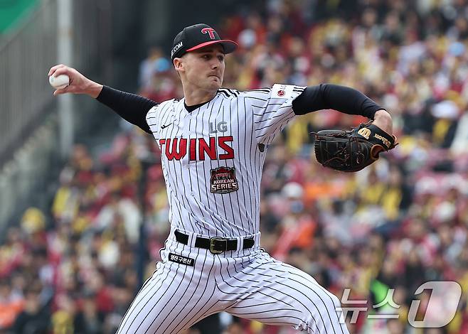 26일 오후 서울 송파구 잠실야구장에서 열린 프로야구 2025 신한 SOL뱅크 KBO 포스트시즌 한국시리즈 1차전 한화 이글스와 LG 트윈스의 경기, LG 선발투수 톨허스트가 역투하고 있다. 2025.10.26/뉴스1 ⓒ News1 구윤성 기자