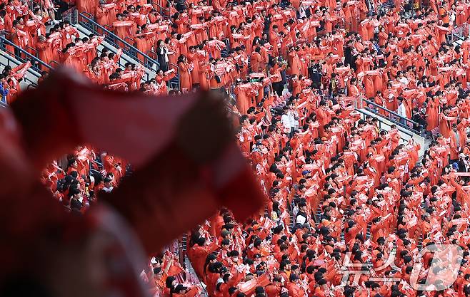 26일 서울 잠실야구장에서 열린 프로야구 2025 신한 SOL뱅크 KBO 포스트시즌 한국시리즈 1차전 한화 이글스와 LG 트윈스의 경기, 한화 야구팬들이 열띤 응원을 하고 있다. 2025.10.26/뉴스1 ⓒ News1 김성진 기자