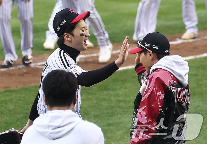 LG 박해민과 염경엽 감독이 26일 서울 잠실야구장에서 열린 프로야구 2025 신한 SOL뱅크 KBO 포스트시즌 한국시리즈 1차전 한화 이글스와 LG 트윈스의 경기에서 8-2로 승리를 거둔 후 하이파이브를 하고 있다. 2025.10.26/뉴스1 ⓒ News1 김성진 기자