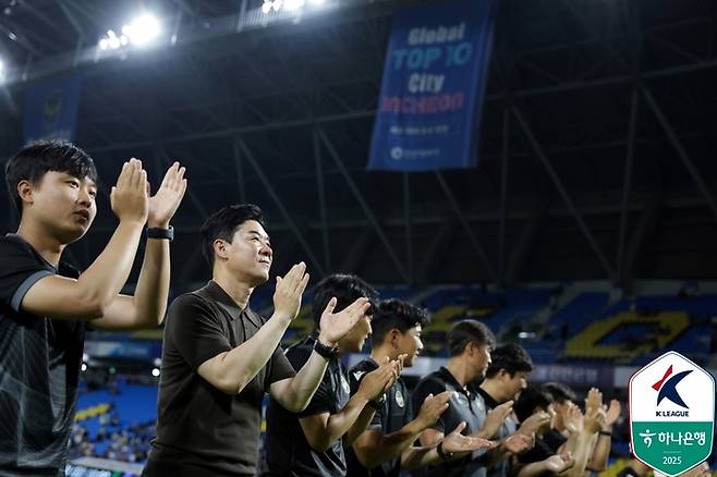 K리그2 인천 유나이티드의 우승을 이끈 윤정환 감독. 사진 | 한국프로축구연맹