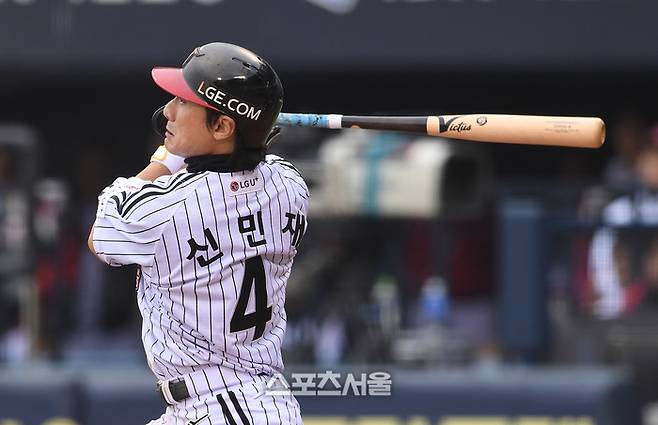 LG 신민재가 26일 잠실구장에서 열린 2025 KBO리그 한화와의 한국시리즈 1차전 6회말 1사 만루 상황에서 한화 박상원을 상대로 2타점 적시타를 치고 있다. 잠실 | 박진업 기자 upandup@sportsseoul.com