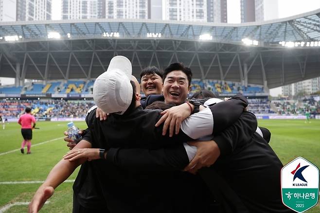 인천 유나이티드 윤정환 감독이 26일 인천축구전용경기장에서 열린 경남FC와 K리그2 36라운드에서 3-0 승리를 거두고 조기 우승을 확정한 뒤 코치진과 얼싸안으며 기뻐하고 있다. 사진 | 한국프로축구연맹
