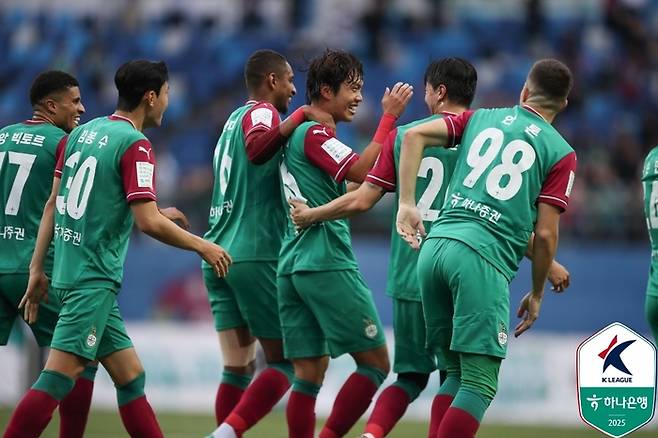 대전 이명재(가운데)가 26일 포항전에서 선제골을 넣고 동료들과 기쁨을 나누고 있다. 사진 | 한국프로축구연맹