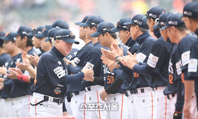 한화 김경문 감독이 26일 서울 잠실구장에서 열린 2025 KBO 포스트시즌 한국시리즈 1차전 LG와 경기 식전 행사에서 선수단과 악수를 하고 있다. 잠실 | 최승섭기자 thunder@sportsseoul.com