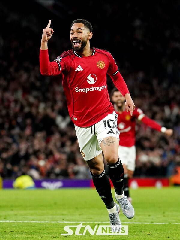 맨체스터 유나이티드 공격형 미드필더 마테우스 쿠냐가 영국 노스웨스트잉글랜드지역 그레이터맨체스터주의 트래포드에 위치한 올드 트래포드에서 열린 2024/25시즌 잉글리시 프리미어리그(EPL) 1라운드 브라이튼 앤 호브 알비온과의 경기에서 득점 후 환호하고 있다. /사진=뉴시스(AP)