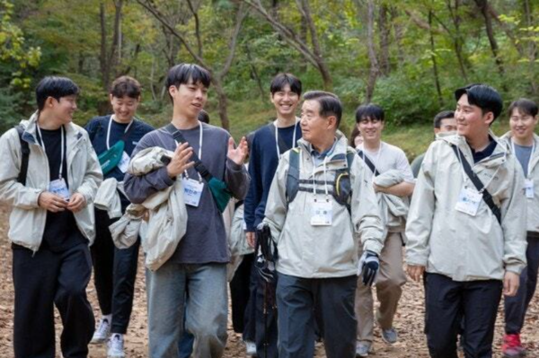 지난 24일 삼양그룹이 경기도 과천 서울대공원 산림욕장에서 기념 행사 '퍼포즈 워크 10.1'을 개최했다고 26일 밝혔다.(김윤 회장이 임직원들과 10.1km 거리의 '퍼포즈 워크' 트레킹을 하고 있다). /사진=삼양홀딩스