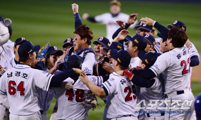 두산이 31일 서울 잠실야구장에서 열린 2015 한국시리즈 5차전에서 삼성을 누르고 종합 전적 4승 1패로 우승을 차지 했다. 우승이 확정되는 순간 두산 선수들이 그라운드에 모여 환호하고 있다.

잠실=조병관기자 rainmaker@sportschosun.com /2015.10.31/