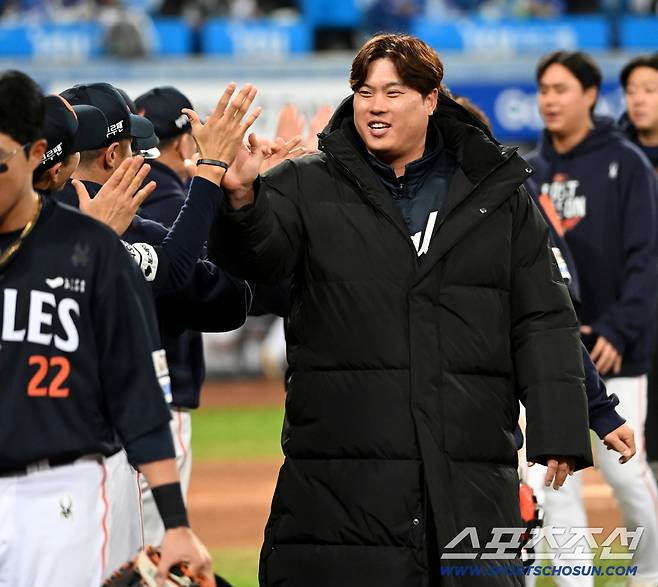 21일 대구 삼성라이온즈파크에서 열린 한화와 삼성의 플레이오프 3차전, 한화가 5대4로 승리했다. 승리의 기쁨을 나누는 류현진의 모습. 대구=허상욱 기자wook@sportschosun.com/2025.10.21/