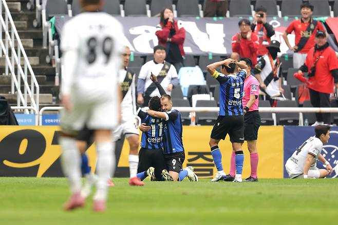 인천축구전용경기장/ K리그2/ 인천유나이티드 vs 경남FC/ 인천 제르소 득점, 무고사/ 골 세레머니/ 사진 정재훈