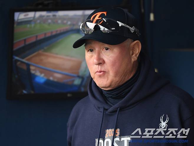 26일 서울 잠실구장에서 열린 한화와 LG의 한국시리즈 1차전. 김경문 감독이 경기를 지켜보고 있다. 잠실=정재근 기자 cjg@sportschosun.com/2025.10.26/
