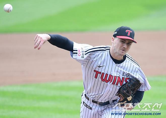 26일 잠실구장에서 열린 한화와 LG의 KS 1차전. 선발 투구하고 있는 LG 톨허스트. 잠실=송정헌 기자songs@sportschosun.com/2025.10.26/