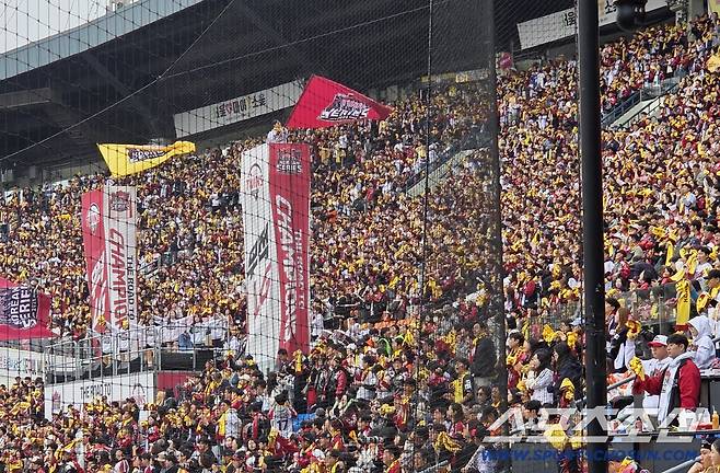 26일 잠실구장에서 열린 한화와 LG의 KS 1차전. LG를 응원하는 야구팬들. 잠실=송정헌 기자songs@sportschosun.com/2025.10.26/