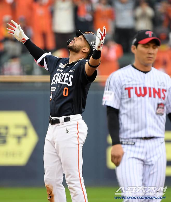 26일 잠실구장에서 열린 한국시리즈 1차전 LG 트윈스와 한화 이글스의 경기. 한화 리베라토가 안타를 날린 뒤 환호하고 있다. 잠실=박재만 기자 pjm@sportschosun.com/2025.10.26/