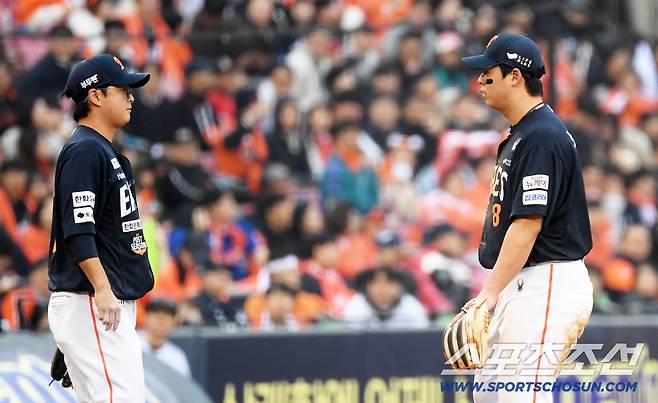 26일 잠실구장에서 열린 한국시리즈 1차전 LG 트윈스와 한화 이글스의 경기. 6회말 2사 1,2루 LG 김현수 안타 때 홈을 향하던 홍창기가 넘어졌지만 한화 3루수 노시환이 홈 송구를 포기하며 실점을 허용했다. 잠실=박재만 기자 pjm@sportschosun.com/2025.10.26/