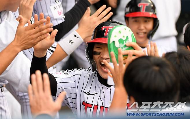 26일 잠실구장에서 열린 한국시리즈 1차전 LG 트윈스와 한화 이글스의 경기. 6회말 1사 만루 LG 신민재 적시타 때 박해민이 득점하고 있다. 잠실=박재만 기자 pjm@sportschosun.com/2025.10.26/