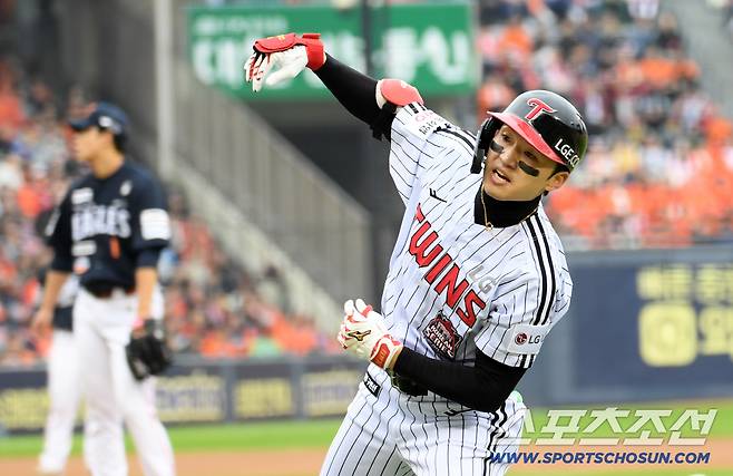 26일 잠실구장에서 열린 한국시리즈 1차전 LG 트윈스와 한화 이글스의 경기. 5회말 LG 박해민이 솔로포를 날린 뒤 환호하고 있다. 잠실=박재만 기자 pjm@sportschosun.com/2025.10.26/