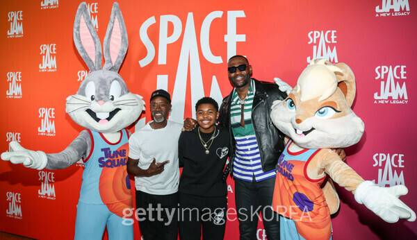자신이 출연한 영화 '스페이스 잼: 새로운 시대'를 홍보하는 NBA 스타 르브론 제임스(오른쪽 두 번째). ⓒGettyimagesKorea