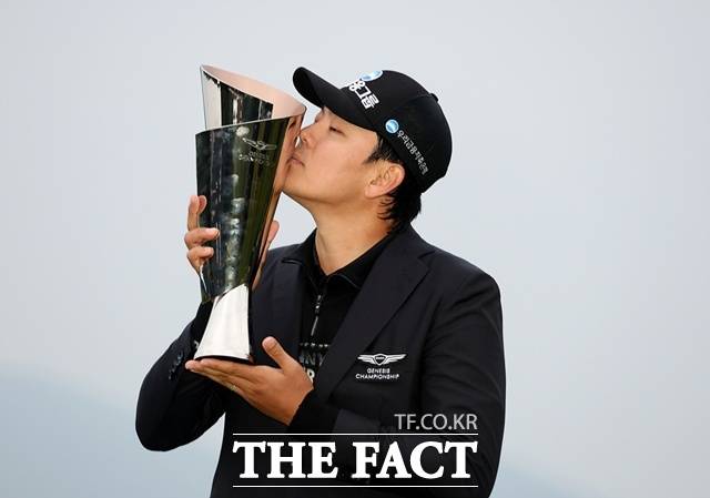 이정환이 제네시스챔피언십에서 대역전승한 뒤 우승 트로피에 입을 맞추고 있다./KPGA