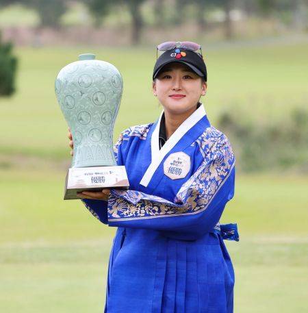 리슈잉이 광남일보·해피니스 오픈 우승 직후 트로피를 들고 미소를 짓고 있다. KLPGA 제공