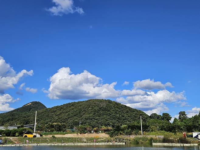‘가을하늘’ 서울 아침 10도…주 초부터 다시 영하권 [오늘날씨]= 10월 마지막 일요일인 오늘(26일) 날씨는 전국이 구름 많다가 오후부터 강원도와 경상권은 차차 맑아지겠다. 이날 기온은 평년과 비슷하거나 조금 높겠다. 기상청 오늘날씨 예보에 따르면 이날 아침 최저기온은 8~15도, 낮 최고기온은 16~22도가 되겠다. ⓒbnt뉴스: 오늘날씨, 내일날씨, 주간날씨 예보&nbsp;
