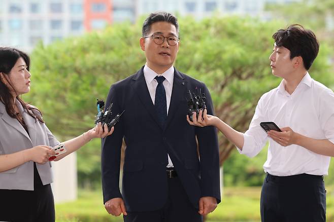 해룡 전 영등포경찰서 형사과장(경정)이  임은정 동부지검장과 비공개 면담을 위해 지난 7월 17일 서울 송파구 서울동부지방검찰청으로 들어가며 취재진 질의에 답하고 있다./뉴시스