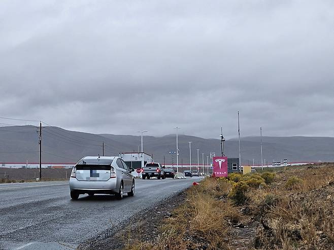 네바다 스토리 카운티에 위치한 테슬라 기가 팩토리 공장 입구. 보안이 철저하다./사진=이미호기자